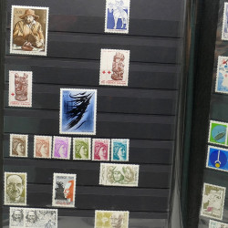 Lot de timbres de France 1860-1989 neufs et oblitérés en 3 albums.