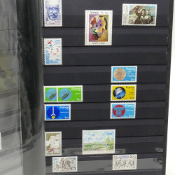 Lot de timbres de France 1860-1989 neufs et oblitérés en 3 albums.