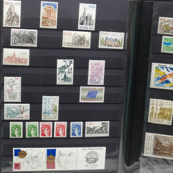 Lot de timbres de France 1860-1989 neufs et oblitérés en 3 albums.