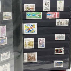 Lot de timbres de France 1860-1989 neufs et oblitérés en 3 albums.