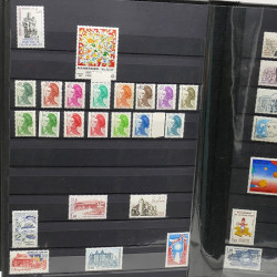 Lot de timbres de France 1860-1989 neufs et oblitérés en 3 albums.