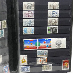 Lot de timbres de France 1860-1989 neufs et oblitérés en 3 albums.