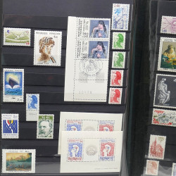 Lot de timbres de France 1860-1989 neufs et oblitérés en 3 albums.