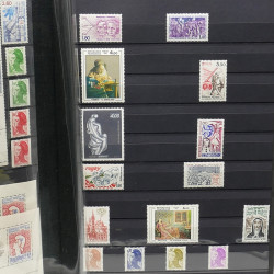 Lot de timbres de France 1860-1989 neufs et oblitérés en 3 albums.