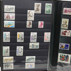 Lot de timbres de France 1860-1989 neufs et oblitérés en 3 albums.