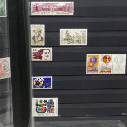 Lot de timbres de France 1860-1989 neufs et oblitérés en 3 albums.