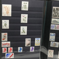 Lot de timbres de France 1860-1989 neufs et oblitérés en 3 albums.