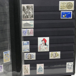 Lot de timbres de France 1860-1989 neufs et oblitérés en 3 albums.