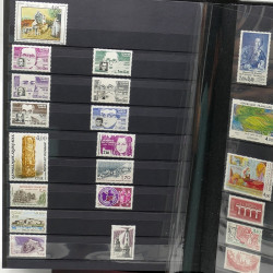 Lot de timbres de France 1860-1989 neufs et oblitérés en 3 albums.