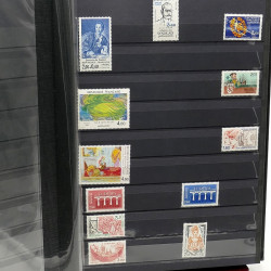 Lot de timbres de France 1860-1989 neufs et oblitérés en 3 albums.