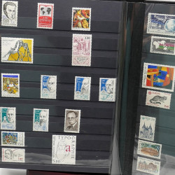 Lot de timbres de France 1860-1989 neufs et oblitérés en 3 albums.