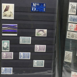 Lot de timbres de France 1860-1989 neufs et oblitérés en 3 albums.