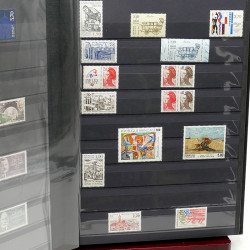 Lot de timbres de France 1860-1989 neufs et oblitérés en 3 albums.