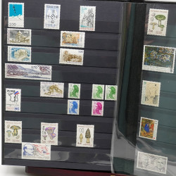 Lot de timbres de France 1860-1989 neufs et oblitérés en 3 albums.