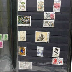 Lot de timbres de France 1860-1989 neufs et oblitérés en 3 albums.