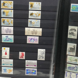 Lot de timbres de France 1860-1989 neufs et oblitérés en 3 albums.