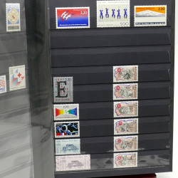 Lot de timbres de France 1860-1989 neufs et oblitérés en 3 albums.