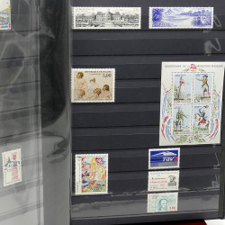 Lot de timbres de France 1860-1989 neufs et oblitérés en 3 albums.