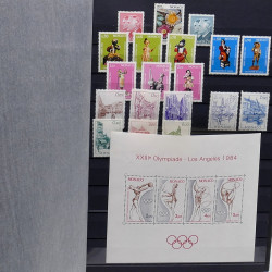 Lot de timbres de Monaco 1971-2004 neufs en 2 albums.