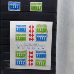 Lot de timbres de Monaco 1971-2004 neufs en 2 albums.