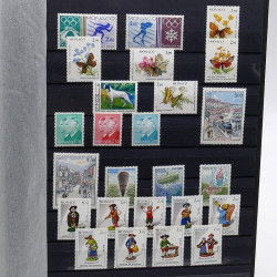 Lot de timbres de Monaco 1971-2004 neufs en 2 albums.