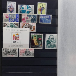 Lot de timbres de Monaco 1971-2004 neufs en 2 albums.