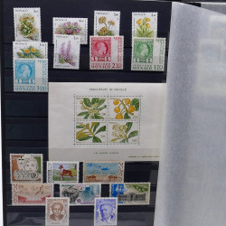 Lot de timbres de Monaco 1971-2004 neufs en 2 albums.