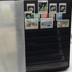 Lot de timbres de Monaco 1971-2004 neufs en 2 albums.