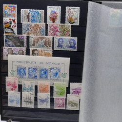 Lot de timbres de Monaco 1971-2004 neufs en 2 albums.