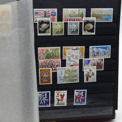 Lot de timbres de Monaco 1971-2004 neufs en 2 albums.