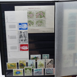 Lot de timbres de Monaco 1971-2004 neufs en 2 albums.