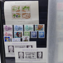 Lot de timbres de Monaco 1971-2004 neufs en 2 albums.