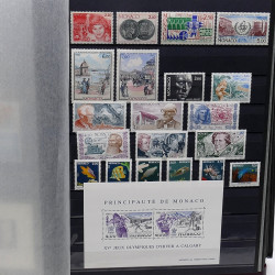 Lot de timbres de Monaco 1971-2004 neufs en 2 albums.