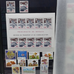Lot de timbres de Monaco 1971-2004 neufs en 2 albums.