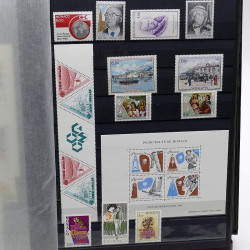 Lot de timbres de Monaco 1971-2004 neufs en 2 albums.