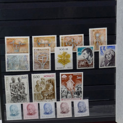 Lot de timbres de Monaco 1971-2004 neufs en 2 albums.