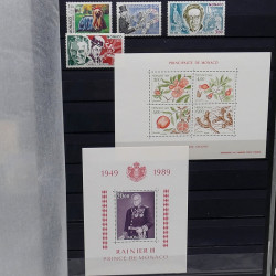 Lot de timbres de Monaco 1971-2004 neufs en 2 albums.