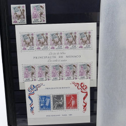 Lot de timbres de Monaco 1971-2004 neufs en 2 albums.