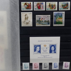 Lot de timbres de Monaco 1971-2004 neufs en 2 albums.