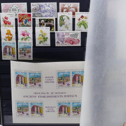 Lot de timbres de Monaco 1971-2004 neufs en 2 albums.