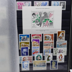 Lot de timbres de Monaco 1971-2004 neufs en 2 albums.