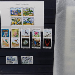 Lot de timbres de Monaco 1971-2004 neufs en 2 albums.