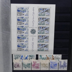 Lot de timbres de Monaco 1971-2004 neufs en 2 albums.