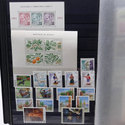 Lot de timbres de Monaco 1971-2004 neufs en 2 albums.