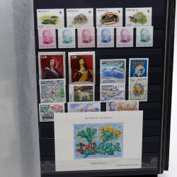 Lot de timbres de Monaco 1971-2004 neufs en 2 albums.