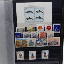Lot de timbres de Monaco 1971-2004 neufs en 2 albums.