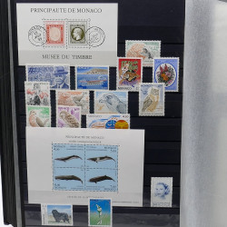 Lot de timbres de Monaco 1971-2004 neufs en 2 albums.