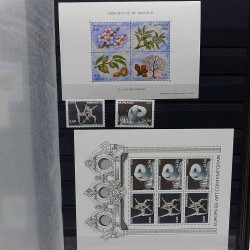 Lot de timbres de Monaco 1971-2004 neufs en 2 albums.