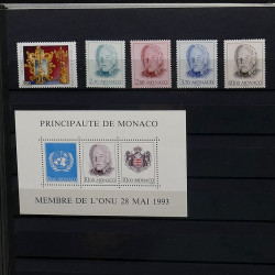 Lot de timbres de Monaco 1971-2004 neufs en 2 albums.