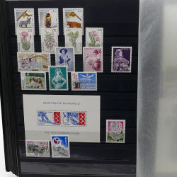 Lot de timbres de Monaco 1971-2004 neufs en 2 albums.